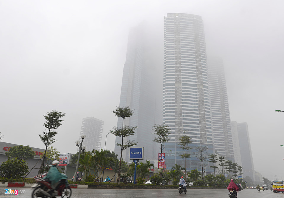 Sương mù bao phủ Hà Nội cả ngày lẫn đêm